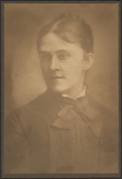 [Portræt af en kvinde i kjole med halsslips]. af Louis Fleckenstein