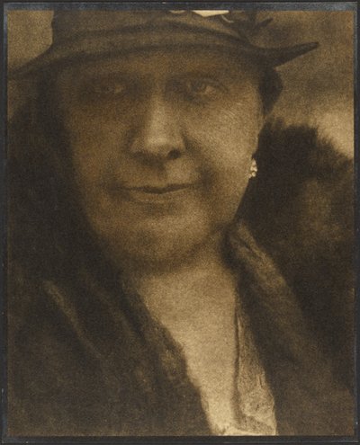 [Portræt af en kvinde med diamantørering]. af Louis Fleckenstein