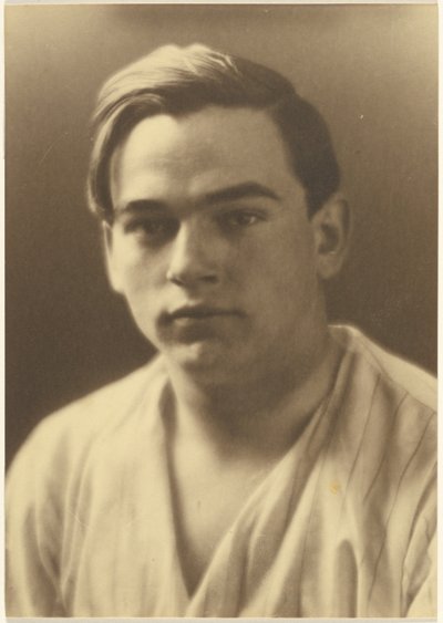 [Portræt af en ung mand i stribet skjorte]. af Louis Fleckenstein