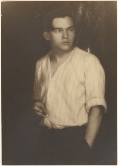 [Portræt af en ung mand i stribet skjorte med cigaret]. af Louis Fleckenstein
