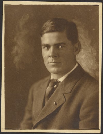 [Portræt af en ung mand med reversnål]. af Louis Fleckenstein