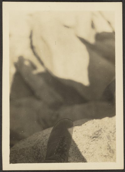 [Sko på sten] af Louis Fleckenstein