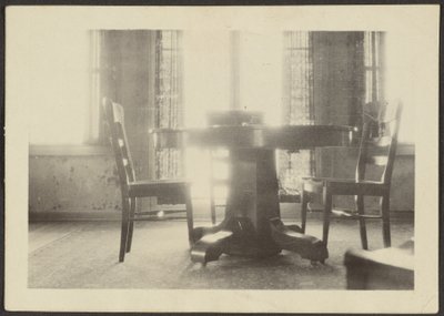 [Bord og stole] af Louis Fleckenstein