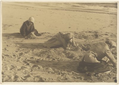 [Tre piger, der bygger sandslotte om vinteren] af Louis Fleckenstein
