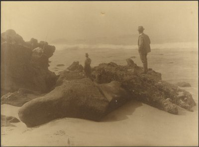 [Tre mænd, der fisker fra klipperne på stranden] af Louis Fleckenstein