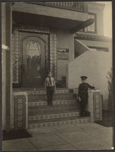[To drenge foran Fleckensteins atelier i Long Beach] af Louis Fleckenstein