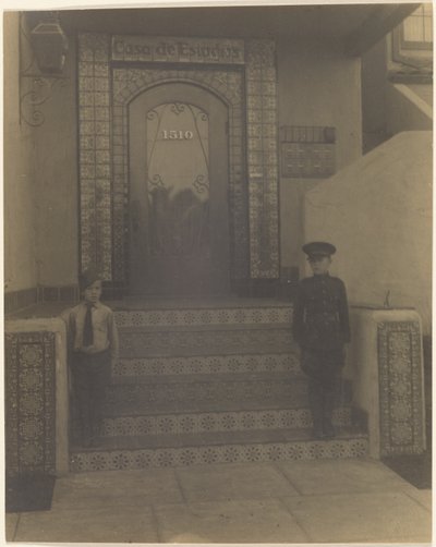 [To drenge foran Fleckensteins studie i Long Beach, CA]. af Louis Fleckenstein