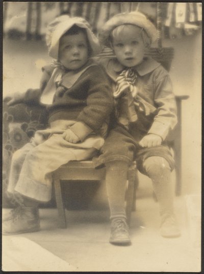 [To børn deler stol] af Louis Fleckenstein