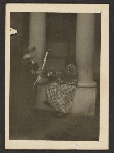 [To figurer nær søjler]. af Louis Fleckenstein