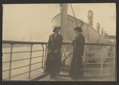 [To kvinder på en mole] af Louis Fleckenstein