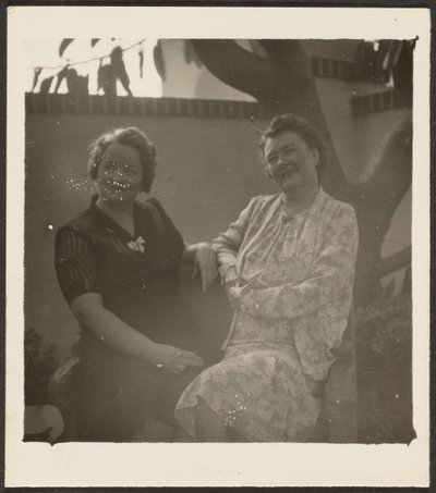 [To kvinder i haven] af Louis Fleckenstein