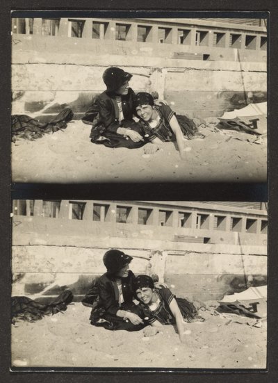 [To kvinder på stranden, genfotograferet]. af Louis Fleckenstein