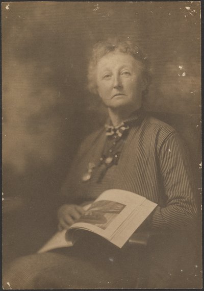 [Woman Holding Magazine]. af Louis Fleckenstein