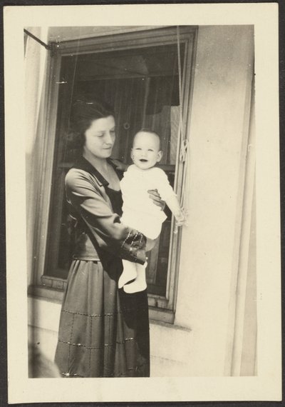 [Kvinde holder smilende baby] af Louis Fleckenstein