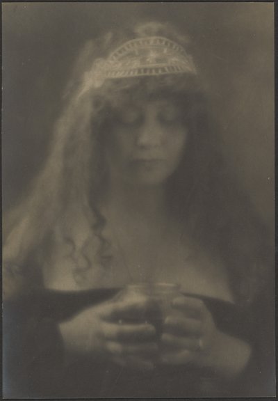 [Kvinde holder vase] af Louis Fleckenstein