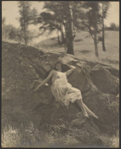 [Kvinde ligger på klippefremspring] af Louis Fleckenstein