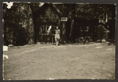 [Kvinde foran hytte] af Louis Fleckenstein