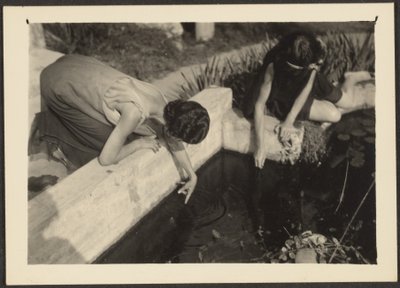 [Kvinde ved havedammen] af Louis Fleckenstein