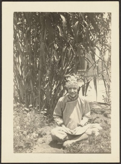 [Kvinde i kostume sidder i haven]. af Louis Fleckenstein