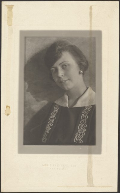 [Kvinde i kjole med kruseduller]. af Louis Fleckenstein