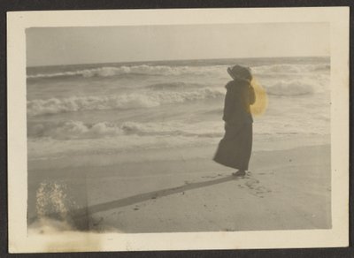 [Kvinde på stranden] af Louis Fleckenstein