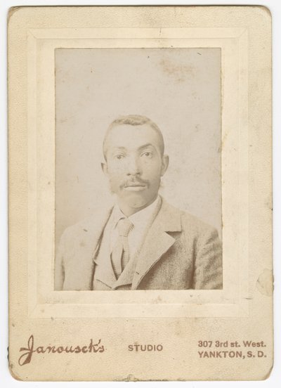 Fotografi af en mand iført en lys jakke, vest og slips, slutningen af det 19. århundrede. af Louis Janousek