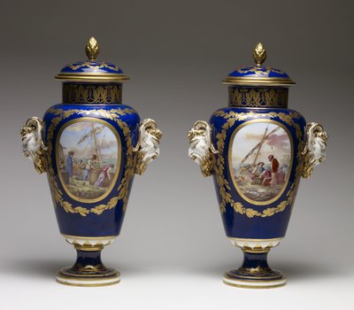 Et par vaser (blødt porcelæn med maling og forgyldt) af Louis Simon Boizot
