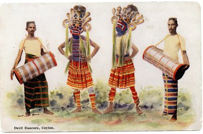Devil Dancers, Ceylon, ca. 1900-20 (håndkoloreret fotografi) af Ltd. Ceylon Plâté