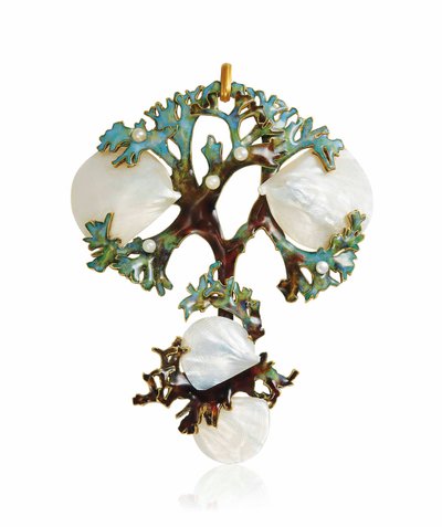 En art nouveau-perlemor-, emalje- og frøperlevedhæng, ca. 1900 af Lucien Gaillard