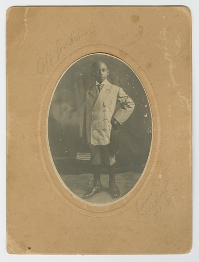 Fotografi af Lucius Harper, Jr. på vej i skole, ca. 1910. af Lucius Harper
