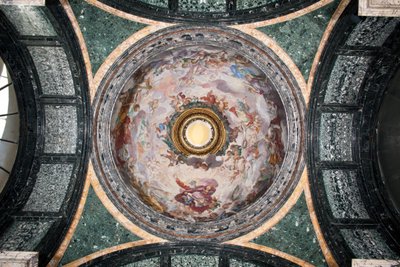 Udsigt over kuplen af ​​Cybo-kapellet, dekoreret med freskomalerier af Luigi Garzi (1638-1721) (Udsigt over kuplen af ​​Cybo-kapellet fresker af Luigi Garzi) Rom Basilica di Santa Maria del Popolo (Kirken Santa Maria del Popolo), Cybo Kapel af Luigi Garzi