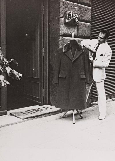 Angelo Litrico, stylist for Nikita Khrushchev såvel som for John F. Kennedy, Juan Perón, Tito og Dwight D. Eisenhower, uden for sin butik i Rom. af Luigi Leoni