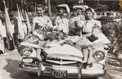 Mannequiner poserer på en bil på Piazza di Siena i Villa Borghese, Rom af Luigi Leoni