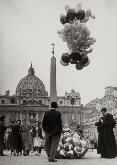 Salg af balloner foran Peterskirken i Vatikanet af Luigi Leoni