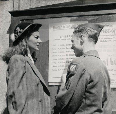 Soldat med en ung kvinde foran plakaten for et wienerteater af Luigi Leoni