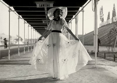 Model i hel sommerkjole skabt af couture-huset "Graldi". Kjolen er af let stof dekoreret med broderi; en bredskygget hat fuldender ensemblet. (s/h foto) af Luis Bogino