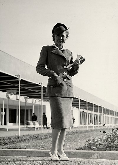 Model i et jakkesæt skabt af couture-huset "Graldi". En stiv hat fuldender ensemblet. (s/h foto) af Luis Bogino