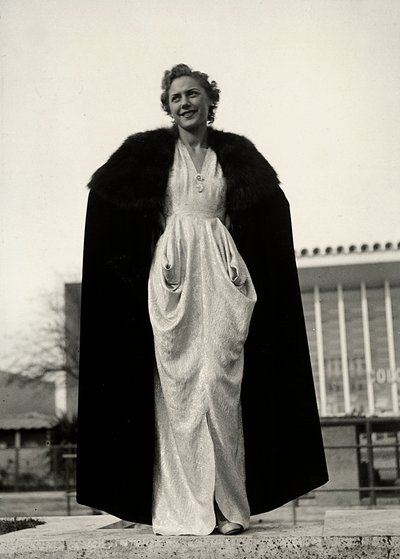 Model i aftenkjole, en kreation af couture-huset "Graldi". Artiklen er suppleret med en pels-trimmet kappe. (s/h foto) af Luis Bogino
