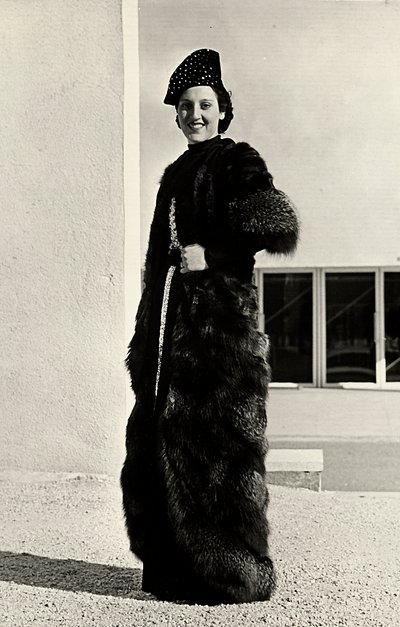 Model bærer en overfrakke af sølvræv skabt af det italienske couture-hus "Dragoni". Ensemblet afsluttes med en broderet hat. (s/h foto) af Luis Bogino