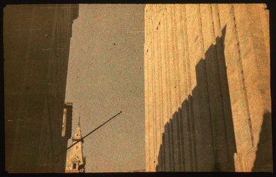 Farvefotografi af bybygninger med Autochrome Lumière og et 35 mm kamera før... af Luis Marden