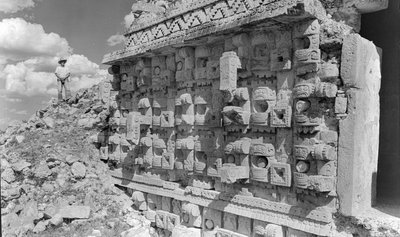 Reliefudskæring på monumental mayaruin, Yucatan-halvøen. 1936 af Luis Marden