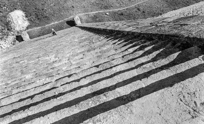 Trapper op ad mayaernes monumentale ruin, Chichen Itza-pyramiden. 1936 af Luis Marden