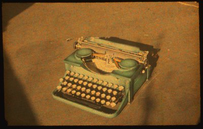 Stilleben farvefotografi af en skrivemaskine taget med Autochrome Lumière og et 35mm... af Luis Marden