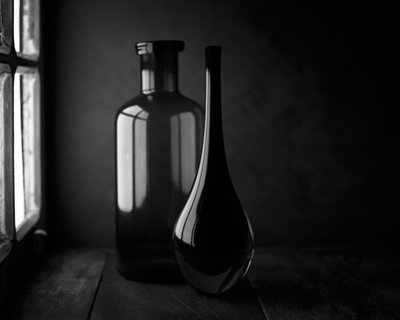Elegante flasker i vindueslyset af Luiz Laercio