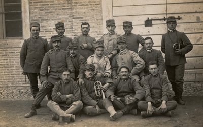 Album "The GM R. Army (1. Verdenskrig)": soldater fra det 36. infanteriregiment med to trompetister (s/h foto) af Lusvardi Lusvardi