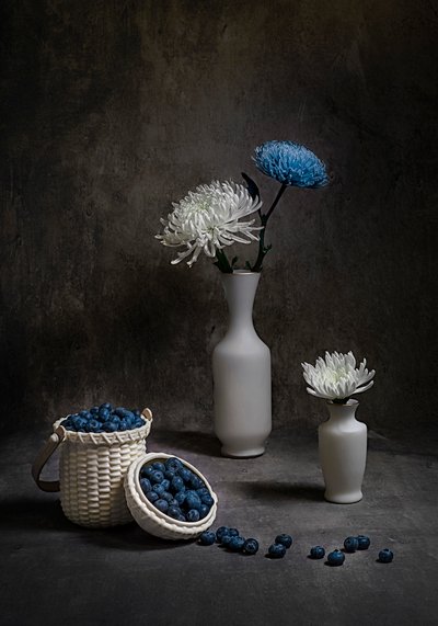 Blåbær og hvide blomster af Lydia Jacobs