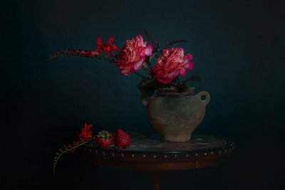 Mørkt blomsterstilleben af Lydia Jacobs