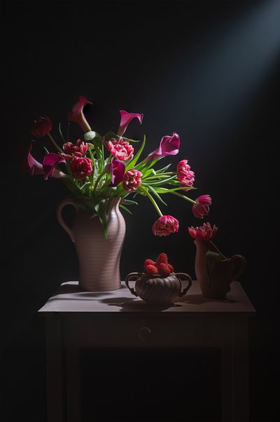 Dramatisk stilleben med lyserøde blomster af Lydia Jacobs