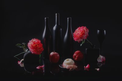 Elegant mørkt stilleben af Lydia Jacobs