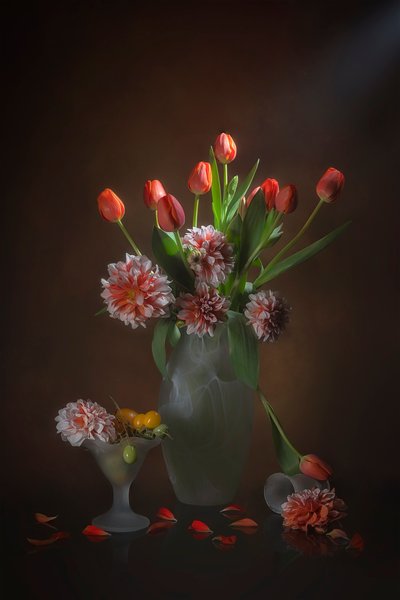 Elegant blomsterstilleben af Lydia Jacobs